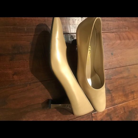 Ferragamo leather iridescent beige pumps with silver kitten heels 8.5aa narrow - Picture 4 of 6